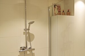 Dusch, hårtork och handdukar