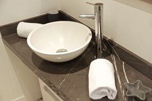 Douche, sĂšche-cheveux, serviettes fournies