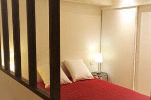 1 slaapkamer, een strijkplank/strijkijzer, gratis wifi, beddengoed