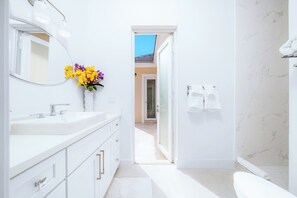 Dusche, Haartrockner, Handtücher, Seife