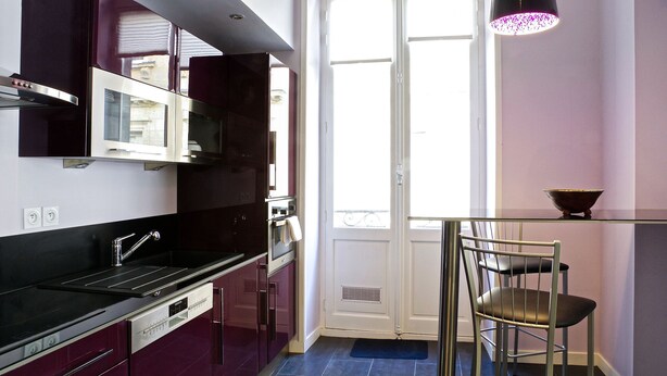 A modern kitchen with stainless steel appliances, a glass dining table, and a metal chair. - Louis Combes - Localisation Exceptionnelle / 1 cha (Burdeos)