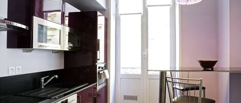 Een koelkast, een microgolfoven, een oven, een vaatwasser