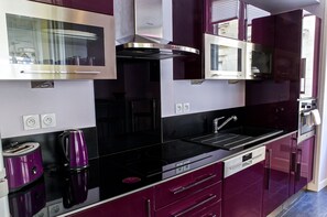 Kylskåp, mikrovågsugn, ugn och diskmaskin