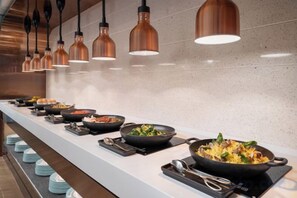 Ein reichhaltiges Buffet mit verschiedenen Speisen und Geschirr.