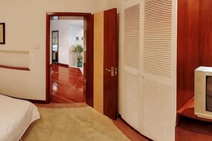 A bedroom with a bed, a wardrobe, and a television. - Citadines Apart Hotel (Shanghai Yan'an West Road) (Shanghai)