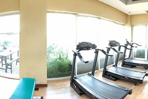 A gym with treadmills and a bench. - Citadines Apart Hotel (Shanghai Yan'an West Road) (Shanghai)