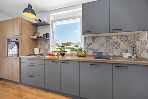 Kjøleskap, mikrobølgeovn, ovn og kokeplater