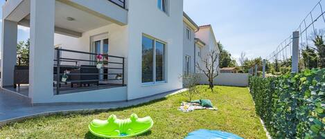 المنطقة المحيطة بالمنشأة