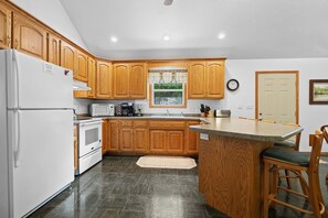 Geladeira, micro-ondas, fogão, cooktop
