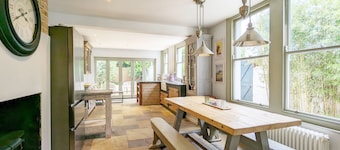 A town house that sleeps 6 guests in 3 bedrooms