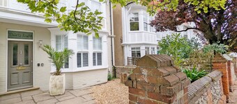 A town house that sleeps 6 guests in 3 bedrooms