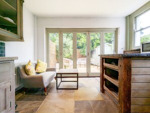 Smart TV, fireplace - A town house that sleeps 6 guests  in 3 bedrooms (Worthing)