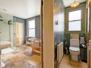 Une salle de bain avec une baignoire, des toilettes et un lavabo.