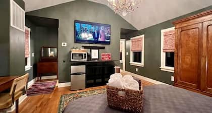 Charming, Private 1 Bedroom Suite in Downtown