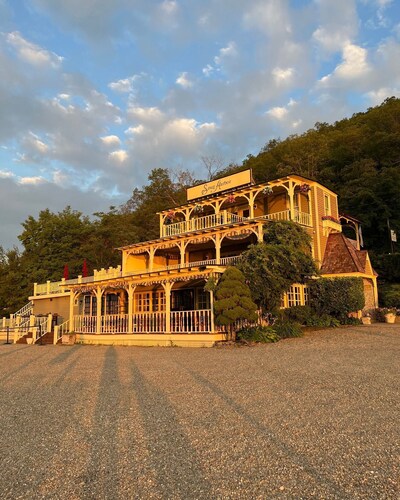 JUST BUILT Romantic Getaway on the Shores of Keuka Lake! 