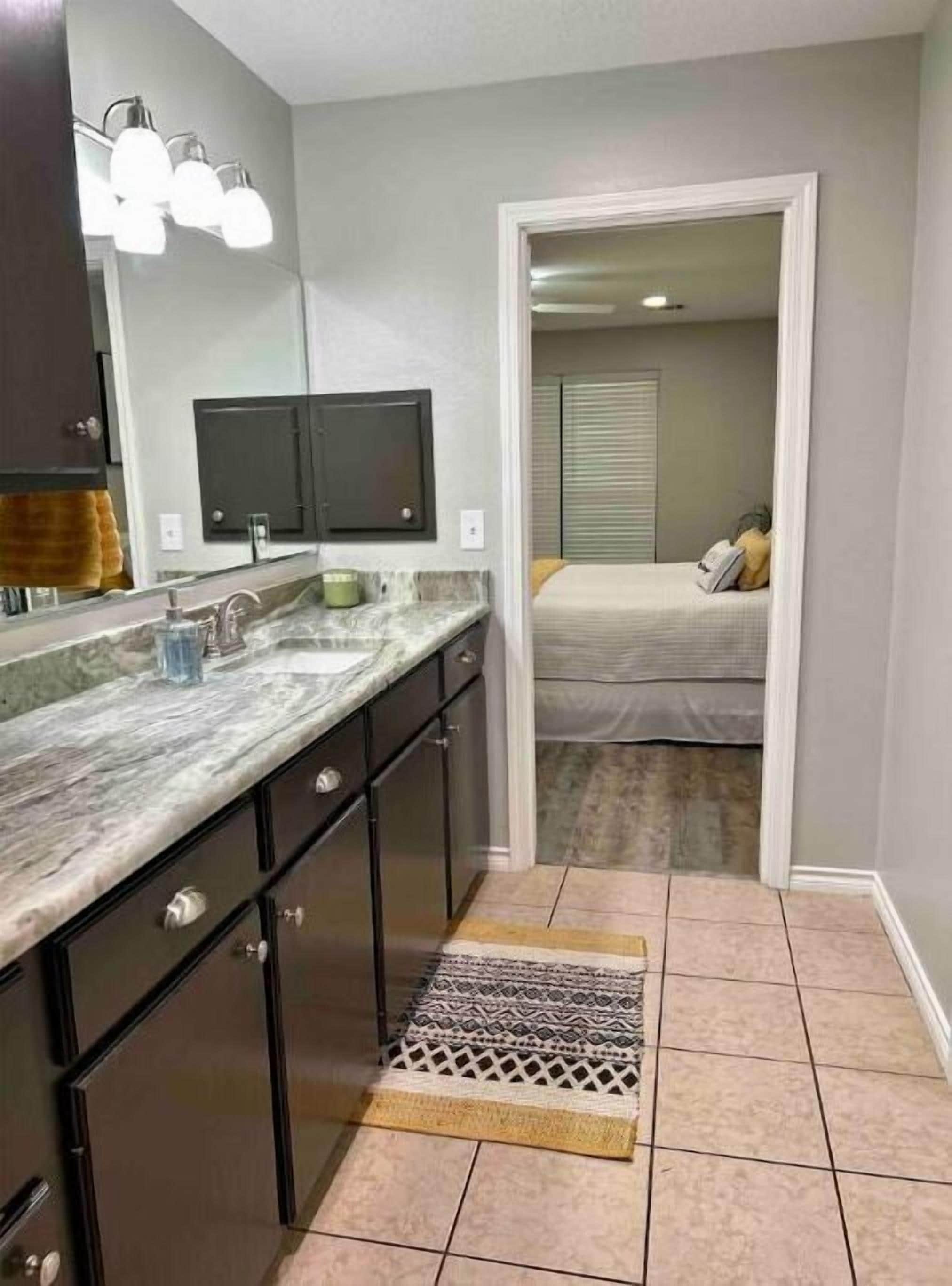 5 bedrooms, in-room safe, desk, travel crib