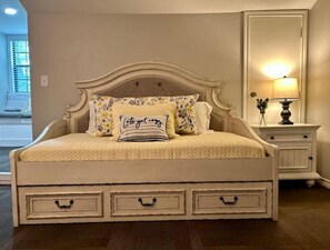 5 bedrooms, in-room safe, travel crib, free WiFi - Vacation Farmhouse (Lufkin)