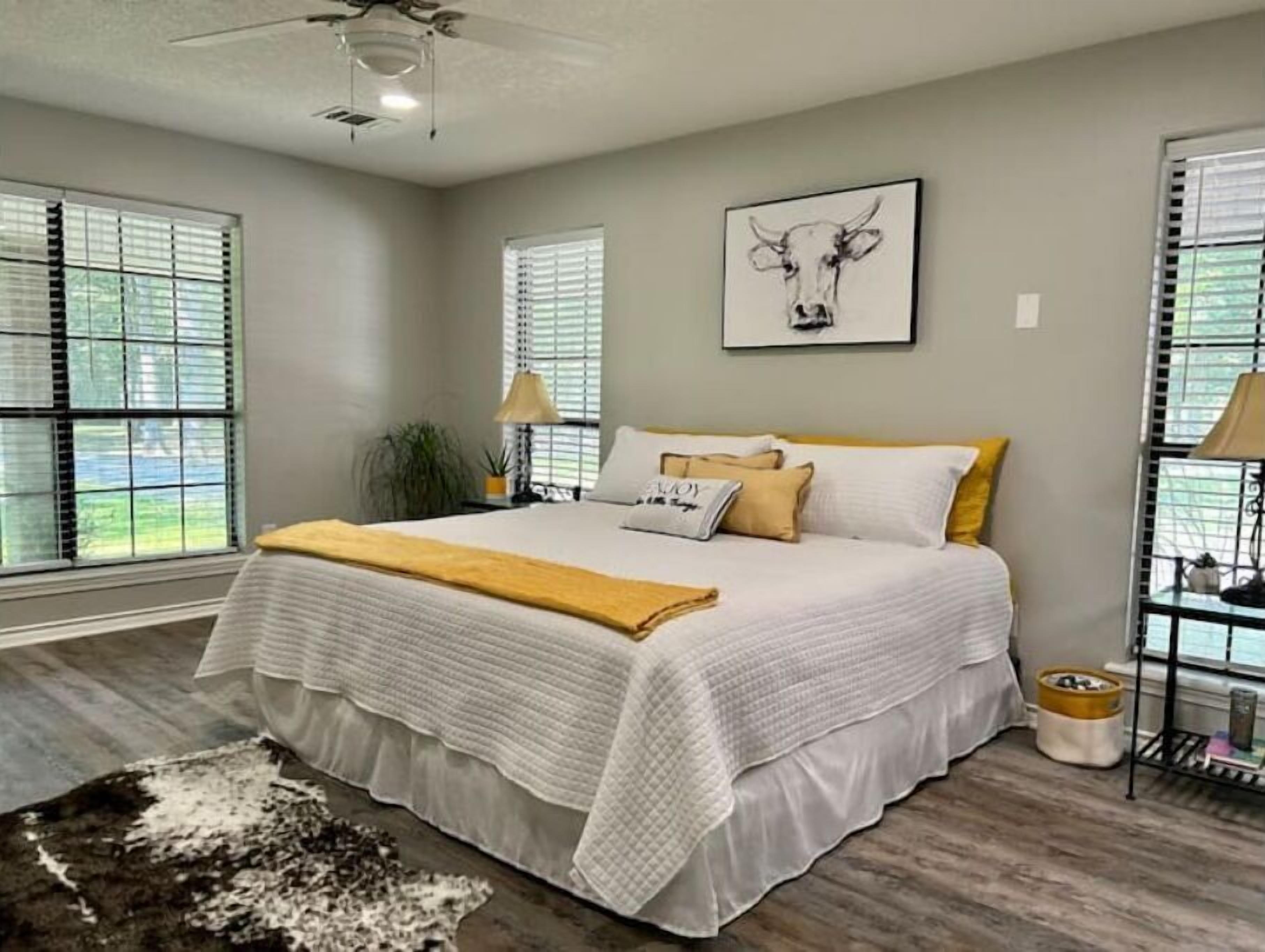 5 slaapkamers, een kluis op de kamer, een bureau, reisbedje