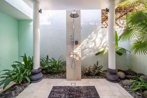 Douche, sèche-cheveux