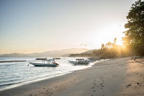 On the beach - Colonial 2 BR Villa, private access to beach (Candidasa)