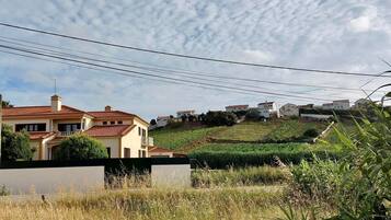 Vista frontal de la propiedad