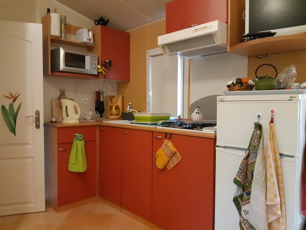 Réfrigérateur, micro-ondes, plaque de cuisson, cafetière/bouilloire