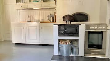 Køleskab, ovn, kogeplade, elkedel