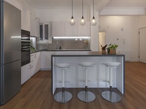 Jääkaappi, mikroaaltouuni, uuni, astianpesukone