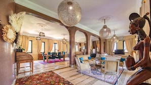 A spacious lobby with high ceilings, large chandeliers, and a central seating area with sofas and a coffee table. - Villa Chems (Marrakech)