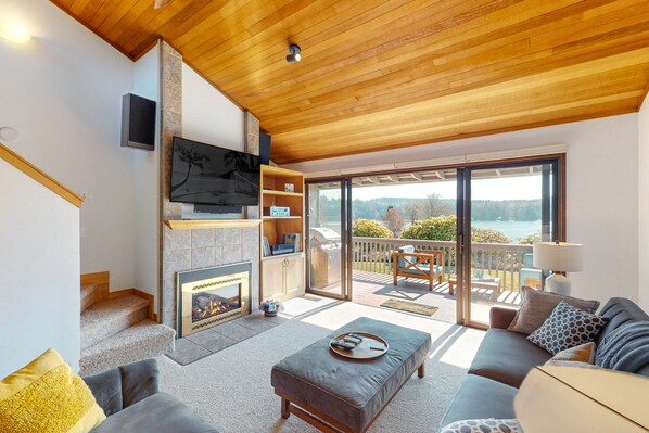 TV, fireplace, video games, books - Condo with amazing bay view, lanai, pickleball, hot tub, pools, & gym (Port Ludlow)