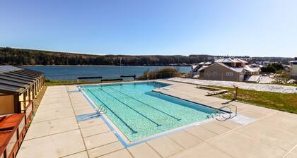 Condo with amazing bay view, lanai, pickleball, hot tub, pools, & gym