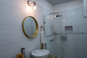 Douche, sèche-cheveux, serviettes fournies, savon