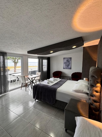 Exclusive Room | 2 bedrooms, desk, soundproofing, bed sheets