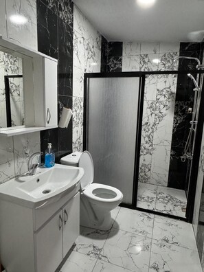 Exclusive Room | Bathroom | Shower, rainfall showerhead, free toiletries, hair dryer - İdeal Butik Otel (Arnavutköy)