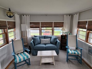 Smart TV, DVD player, books - Coastal Cottage Close to the Nubble Lighthouse
(York)