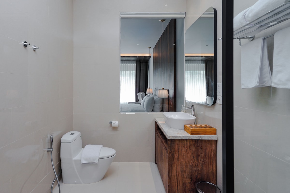Un baño moderno con inodoro, lavabo y ducha.