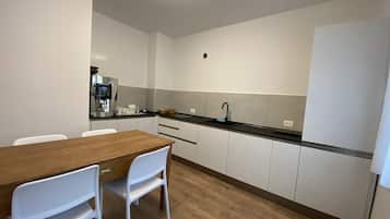 Full-size fridge, microwave, stovetop, dishwasher