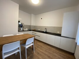 Refrigerador con freezer, microondas, placa de cocina, lavavajillas