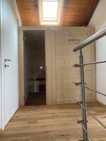 Un sauna, una bañera de hidromasaje