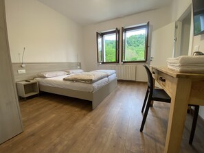 Dobbelt- eller tomannsrom – superior | Allergitestet sengetøy, dundyner, skrivebord og skrivebord for bærbar PC