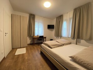 1 Schlafzimmer, Allergikerbettwaren, Daunenbettdecken, Schreibtisch