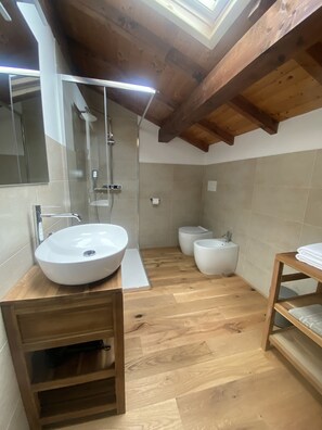 Luxury Suite | Bathroom | Shower, rainfall showerhead, free toiletries, hair dryer