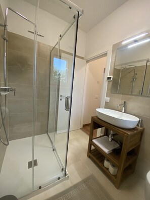 Superior-Doppel- oder -Zweibettzimmer | Badezimmer | Dusche, Regendusche, kostenlose Toilettenartikel, Haartrockner
