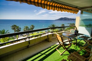 Outdoor dining - Palmes d'Or Properties Ref EGEE (Cannes-la-Bocca)