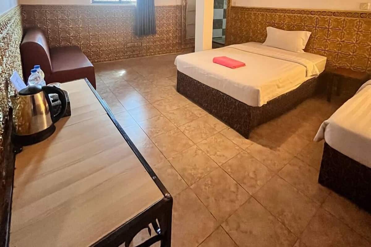 Een hotelkamer met een bed, bureau, stoel en raam.