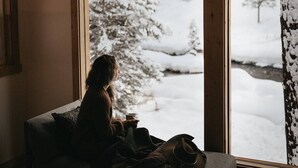 A room with a large window overlooking a snowy landscape. - Creekside Maroon Bells Cabin at T-Lazy-7 Ranch, 5 Min to Maroon Bells & Highlands, 10 to Aspen (Aspen)