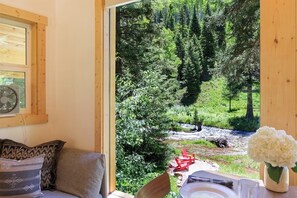 Interior - River's Edge | Experience Maroon Bells @ T-Lazy 7 (Aspen)