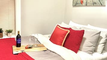 2 quartos, ferros/tábuas de passar roupa, berço de viagem