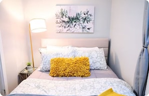 2 chambres, fer et planche à repasser, lit de bébé portatif