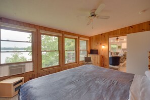 3 bedrooms, desk, iron/ironing board, internet